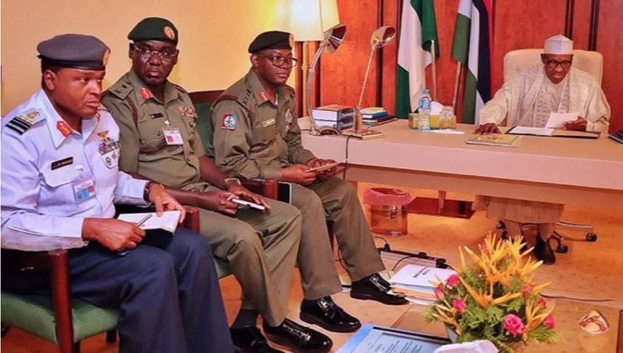 Buhari meets service chiefs